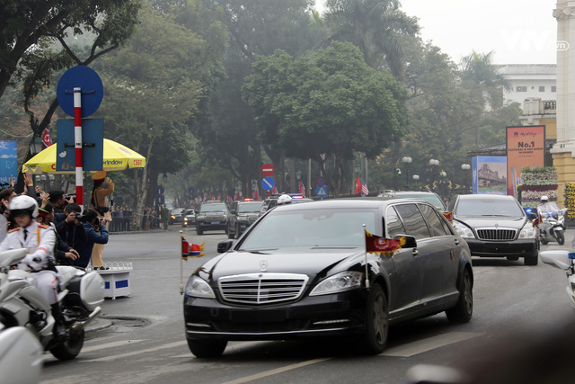 Ảnh: Nhìn lại cảnh đoàn xe của Chủ tịch Triều Tiên Kim Jong-un tiến vào thủ đô Hà Nội - Ảnh 27.