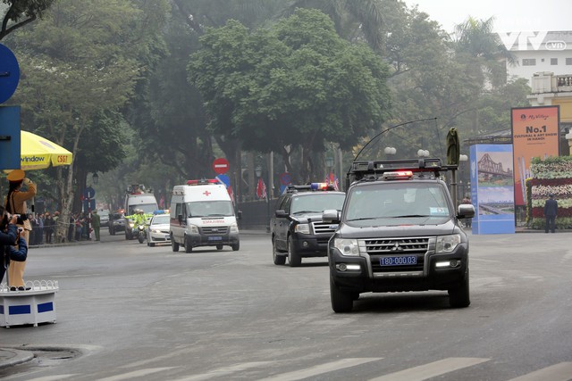 Ảnh: Nhìn lại cảnh đoàn xe của Chủ tịch Triều Tiên Kim Jong-un tiến vào thủ đô Hà Nội - Ảnh 30.