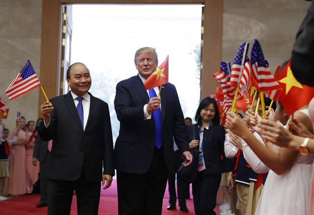 VIDEO Tổng thống Mỹ Donald Trump thân thiện chào hỏi và vẫy cờ Việt Nam cùng các em thiếu nhi - Ảnh 1.