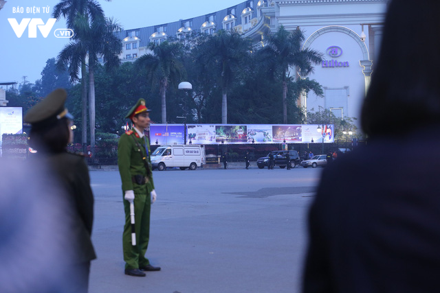 Chùm ảnh: Maybach chở Chủ tịch Kim Jong-un thẳng tiến vào Metropole gặp Tổng thống Donald Trump - Ảnh 5.