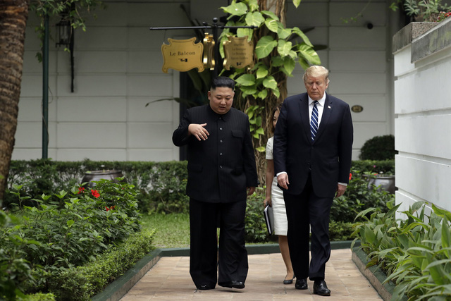Chùm ảnh Tổng thống Trump và Chủ tịch Kim Jong-un đi dạo tại khách sạn Metropole - Ảnh 2.