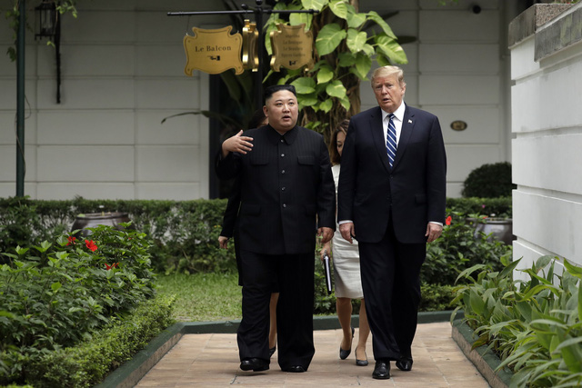 Chùm ảnh Tổng thống Trump và Chủ tịch Kim Jong-un đi dạo tại khách sạn Metropole - Ảnh 3.