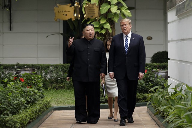 Chùm ảnh Tổng thống Trump và Chủ tịch Kim Jong-un đi dạo tại khách sạn Metropole - Ảnh 4.
