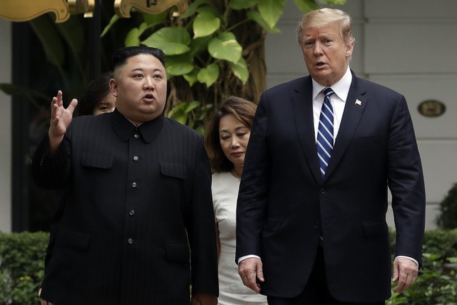 Chùm ảnh Tổng thống Trump và Chủ tịch Kim Jong-un đi dạo tại khách sạn Metropole - Ảnh 5.