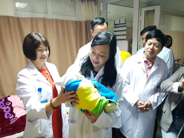 Bộ trưởng Nguyễn Thị Kim Tiến kiểm tra công tác trực cấp cứu tại các bệnh viện đêm giao thừa - Ảnh 2.