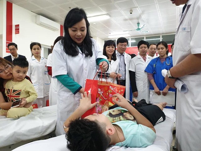Bộ trưởng Nguyễn Thị Kim Tiến kiểm tra công tác trực cấp cứu tại các bệnh viện đêm giao thừa - Ảnh 1.