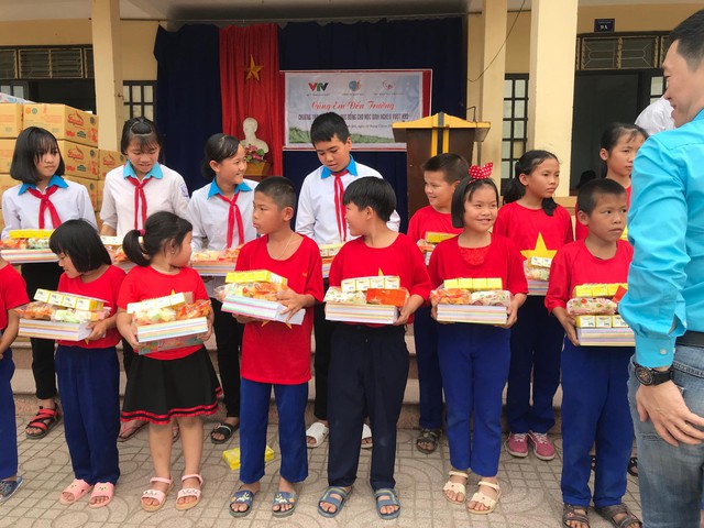 Hỗ trợ nâng cấp cơ sở vật chất và trao học bổng cho học sinh nghèo trường PTCS Hồ Tùng Mậu, tỉnh Nghệ An - Ảnh 1.
