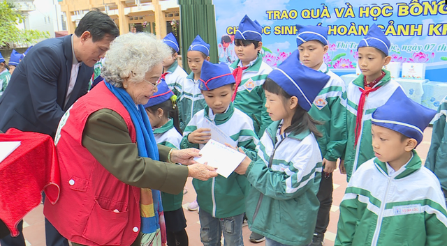 Cùng em đến trường: Trao tặng 500 suất quà cho học sinh nghèo vượt khó tỉnh Hải Dương - Ảnh 1.