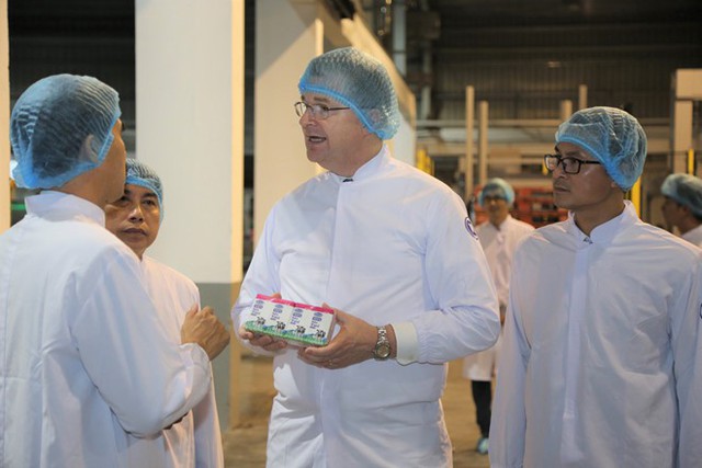 Đại sứ quán Mỹ tới thăm và làm việc với Vinamilk tại nhà máy Sữa Nghệ An - Ảnh 3.