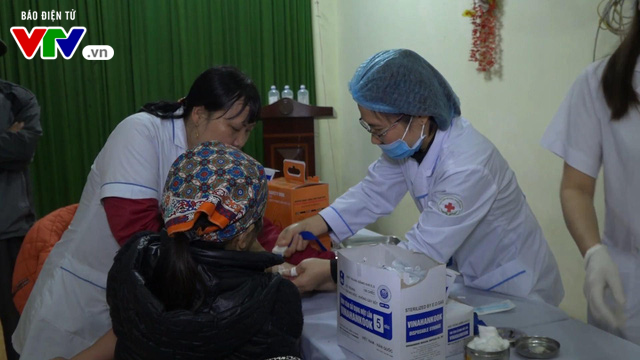 Lấy máu xét nghiệm sán lợn cho gần 1.000 trẻ ngay tại Bắc Ninh - Ảnh 2.