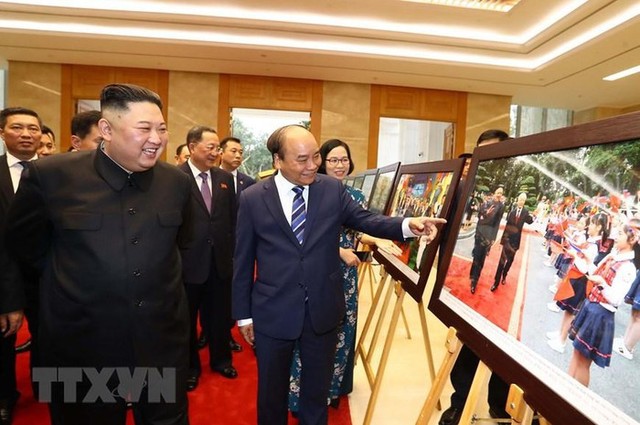 Thủ tướng và Chủ tịch Triều Tiên tham quan trưng bày ảnh “Quan hệ Việt Nam - Triều Tiên” - Ảnh 4.