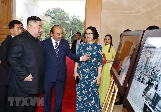 Thủ tướng và Chủ tịch Triều Tiên tham quan trưng bày ảnh “Quan hệ Việt Nam - Triều Tiên” - Ảnh 1.