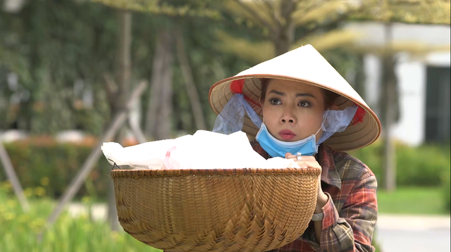 Gia đình 4.0: Chị Chiều (Thanh Hương) cải trang thành bà bán bánh rán, bắt quả tang chồng mang tiền cho gái - Ảnh 4.