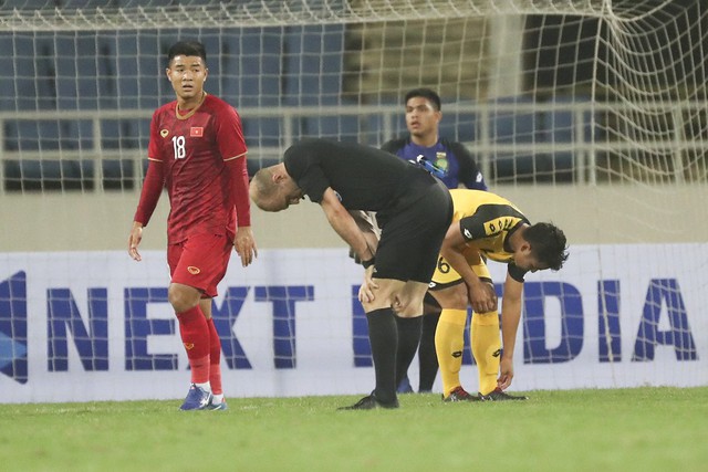 Hy hữu: Trận đấu giữa U23 Việt Nam - U23 Brunei bị gián đoạn vì trọng tài... chấn thương - Ảnh 2.