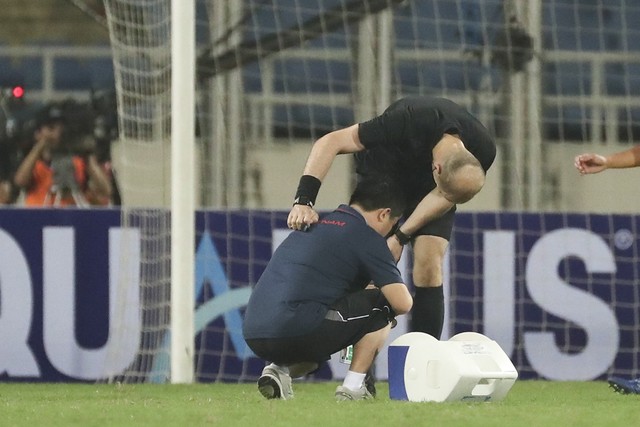 Hy hữu: Trận đấu giữa U23 Việt Nam - U23 Brunei bị gián đoạn vì trọng tài... chấn thương - Ảnh 3.