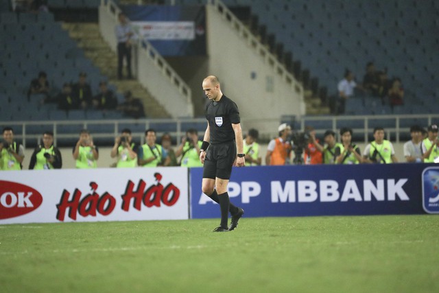 Hy hữu: Trận đấu giữa U23 Việt Nam - U23 Brunei bị gián đoạn vì trọng tài... chấn thương - Ảnh 4.