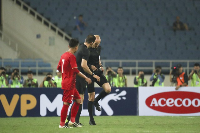 Hy hữu: Trận đấu giữa U23 Việt Nam - U23 Brunei bị gián đoạn vì trọng tài... chấn thương - Ảnh 6.