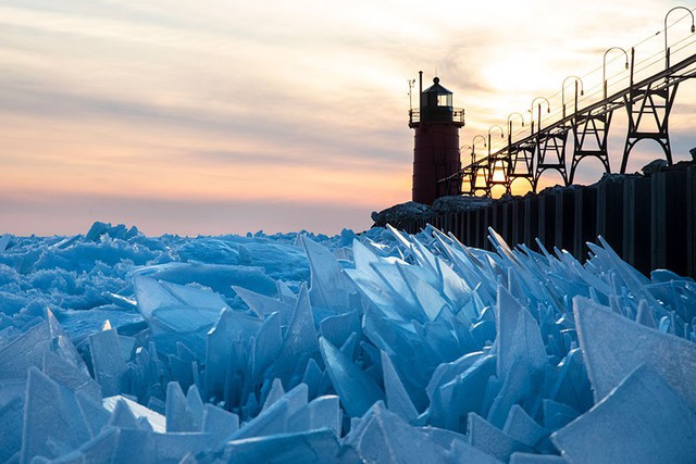 Tuyệt đẹp cảnh băng hồ Michigan vỡ thành hàng triệu mảnh nhỏ - Ảnh 8.