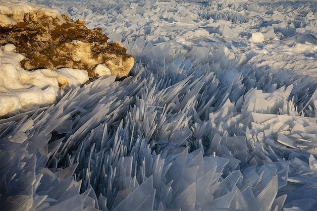 Tuyệt đẹp cảnh băng hồ Michigan vỡ thành hàng triệu mảnh nhỏ - Ảnh 4.