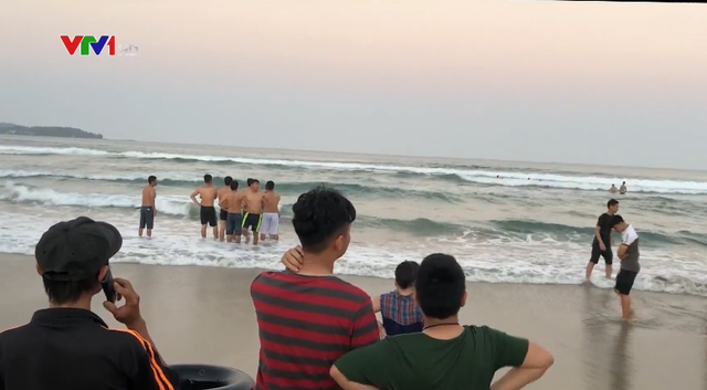 Cứu sống 4 học sinh đi tắm biển bị sóng cuốn  - Ảnh 1.