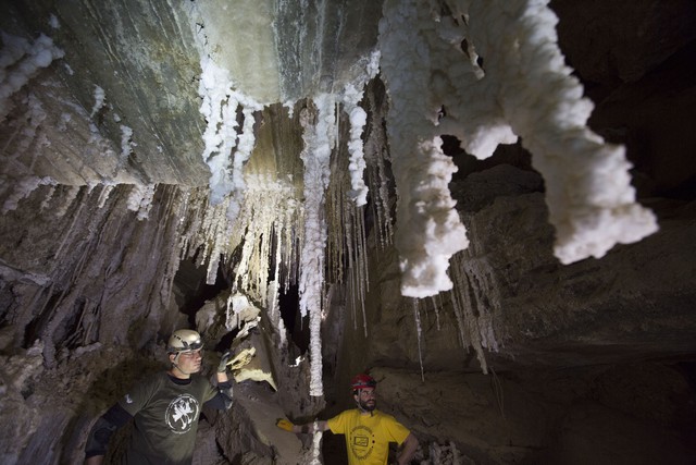 Tuyệt đẹp hang động muối dài nhất thế giới - Ảnh 2.