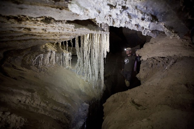 Tuyệt đẹp hang động muối dài nhất thế giới - Ảnh 7.