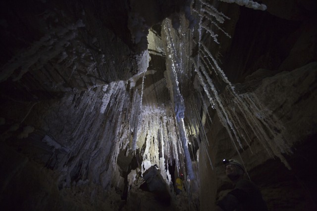 Tuyệt đẹp hang động muối dài nhất thế giới - Ảnh 8.