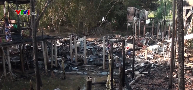 Hỏa hoạn gây thiệt hại 9 căn nhà ở An Giang - Ảnh 1.
