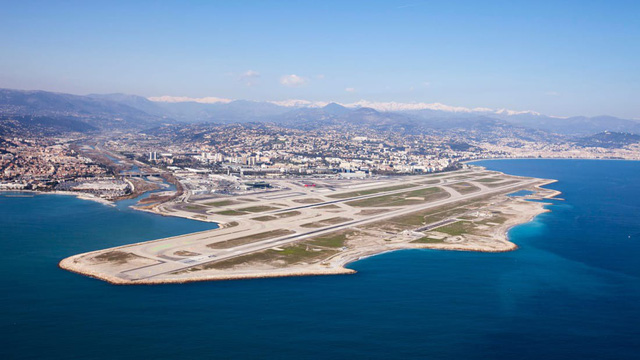 Top 10 sân bay có khung cảnh đường băng đẹp hút mắt nhất thế giới - Ảnh 3.