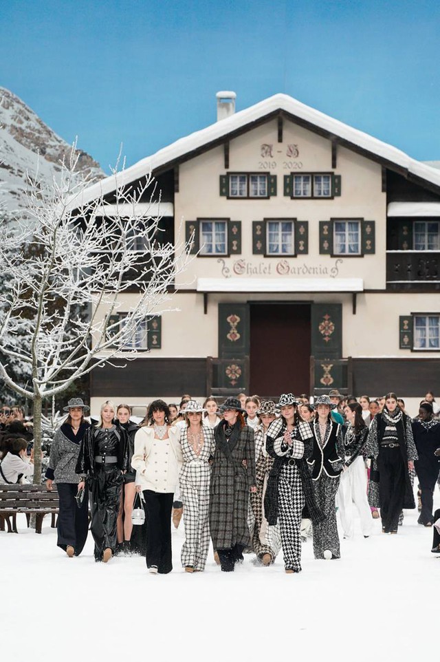 Nhà mốt Chanel tái hiện ngôi làng mùa đông trên sàn diễn thời trang - Ảnh 1.