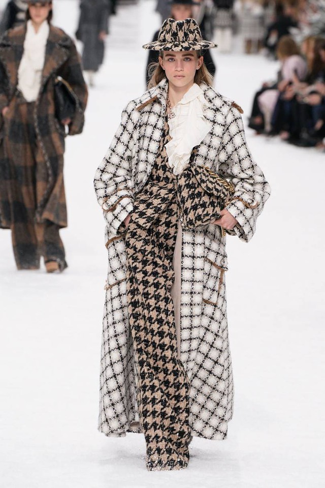 Nhà mốt Chanel tái hiện ngôi làng mùa đông trên sàn diễn thời trang - Ảnh 2.