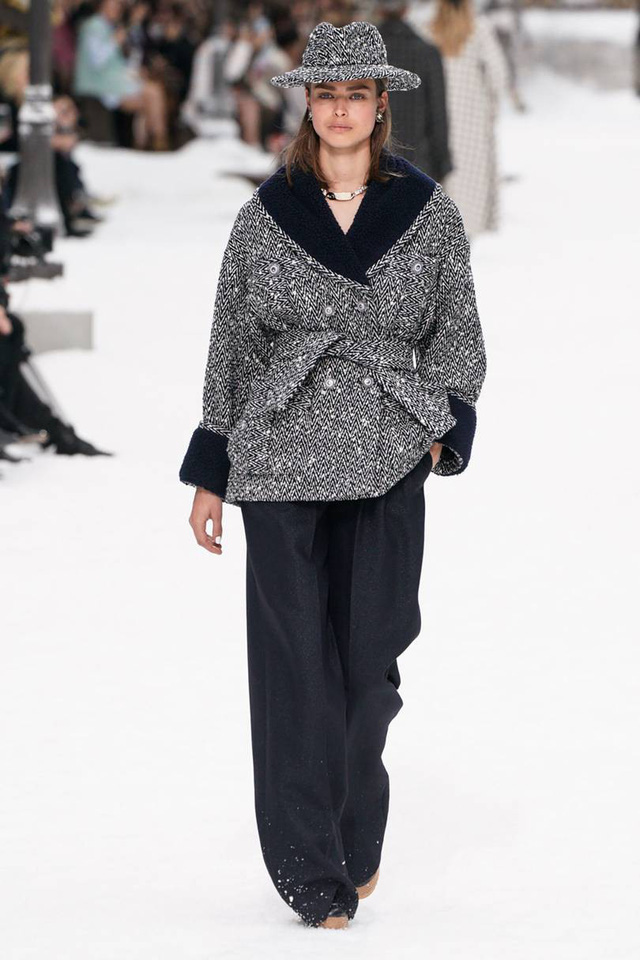 Nhà mốt Chanel tái hiện ngôi làng mùa đông trên sàn diễn thời trang - Ảnh 3.