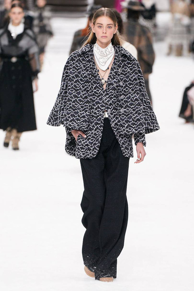 Nhà mốt Chanel tái hiện ngôi làng mùa đông trên sàn diễn thời trang - Ảnh 4.