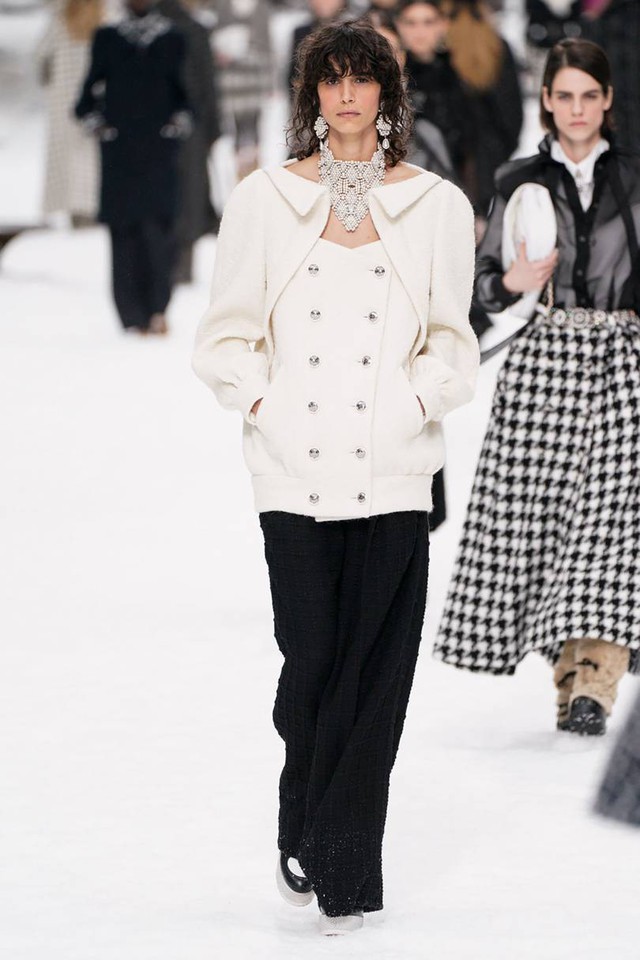 Nhà mốt Chanel tái hiện ngôi làng mùa đông trên sàn diễn thời trang - Ảnh 5.