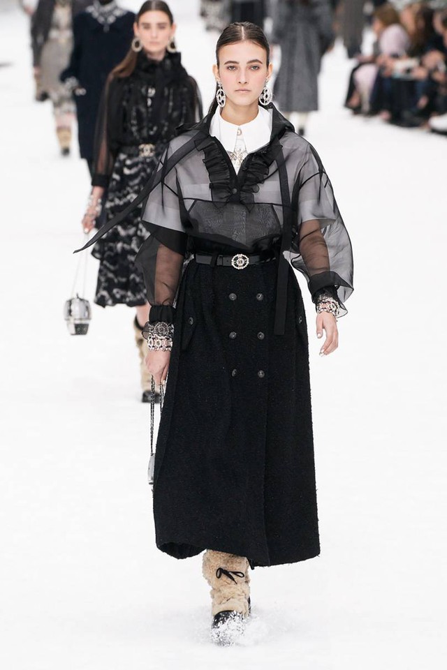 Nhà mốt Chanel tái hiện ngôi làng mùa đông trên sàn diễn thời trang - Ảnh 7.
