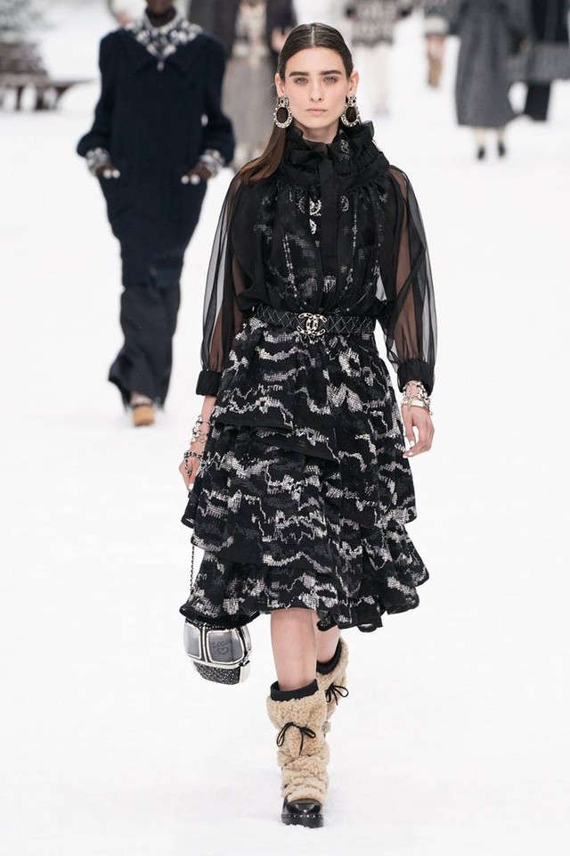 Nhà mốt Chanel tái hiện ngôi làng mùa đông trên sàn diễn thời trang - Ảnh 8.