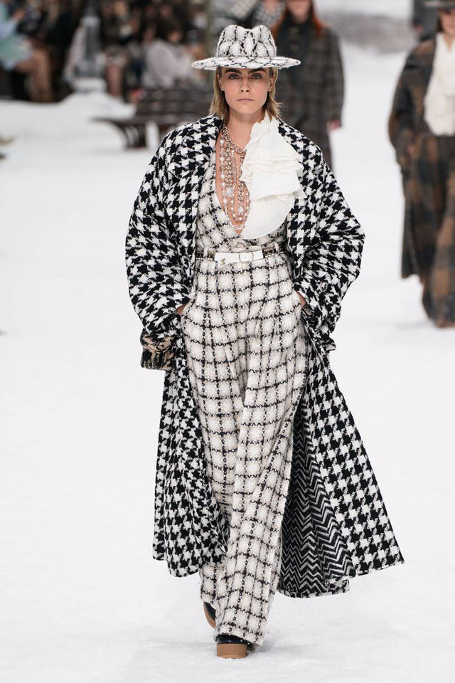 Nhà mốt Chanel tái hiện ngôi làng mùa đông trên sàn diễn thời trang - Ảnh 9.
