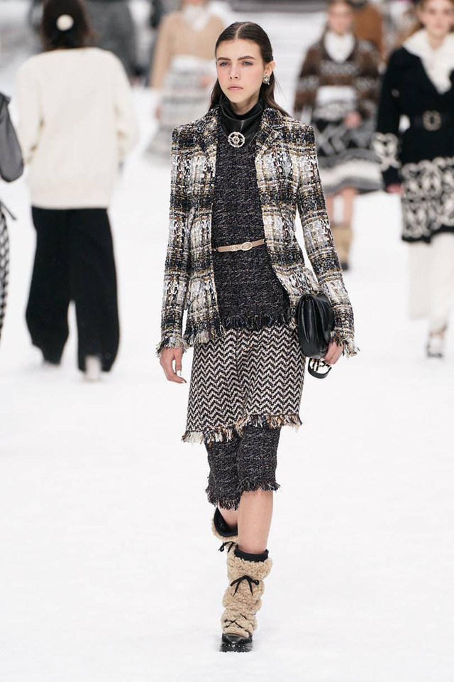 Nhà mốt Chanel tái hiện ngôi làng mùa đông trên sàn diễn thời trang - Ảnh 11.