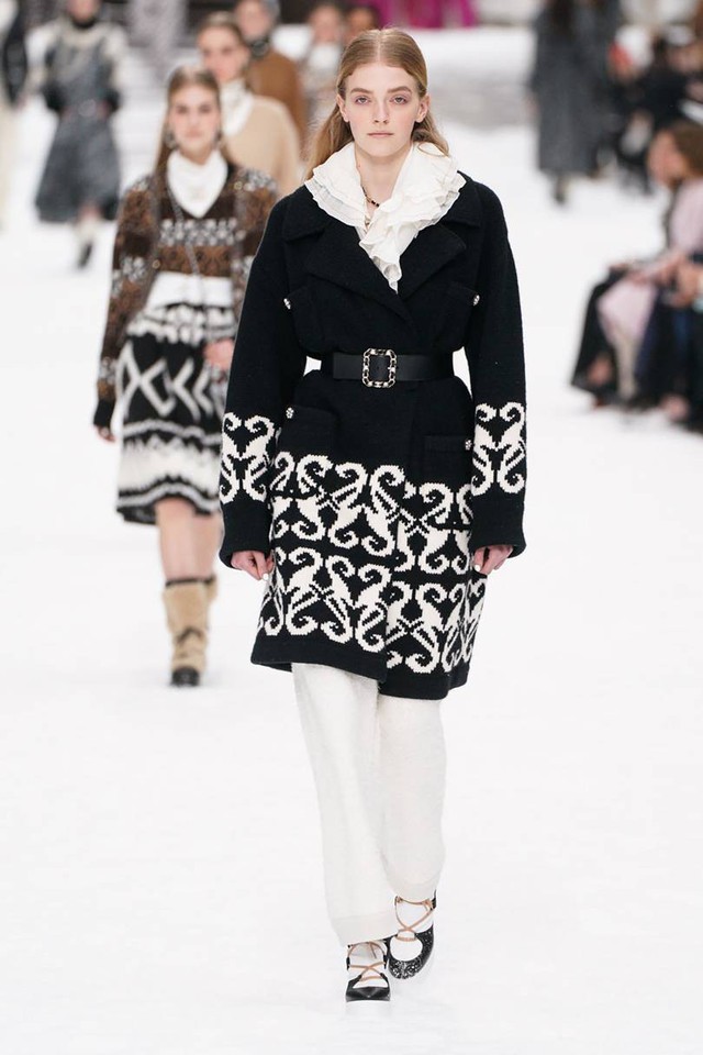 Nhà mốt Chanel tái hiện ngôi làng mùa đông trên sàn diễn thời trang - Ảnh 12.