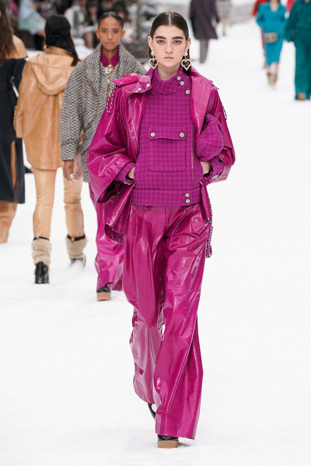 Nhà mốt Chanel tái hiện ngôi làng mùa đông trên sàn diễn thời trang - Ảnh 16.