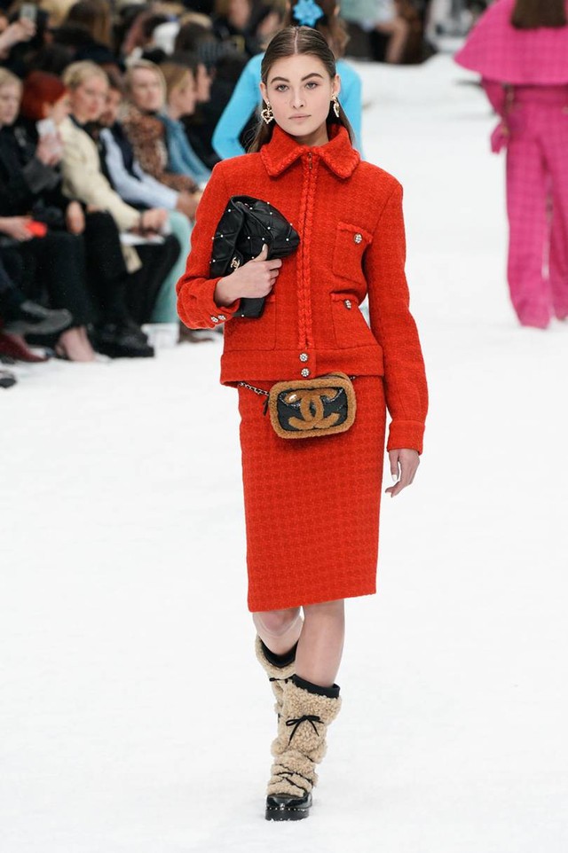 Nhà mốt Chanel tái hiện ngôi làng mùa đông trên sàn diễn thời trang - Ảnh 18.