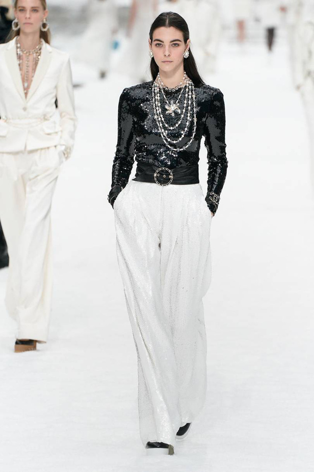 Nhà mốt Chanel tái hiện ngôi làng mùa đông trên sàn diễn thời trang - Ảnh 21.