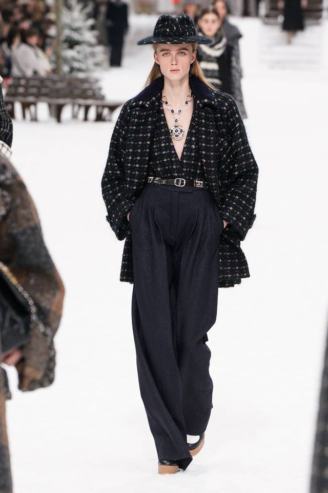 Nhà mốt Chanel tái hiện ngôi làng mùa đông trên sàn diễn thời trang - Ảnh 23.