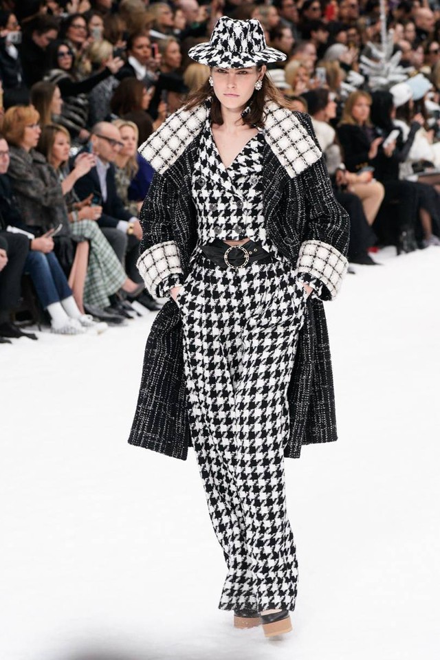 Nhà mốt Chanel tái hiện ngôi làng mùa đông trên sàn diễn thời trang - Ảnh 25.