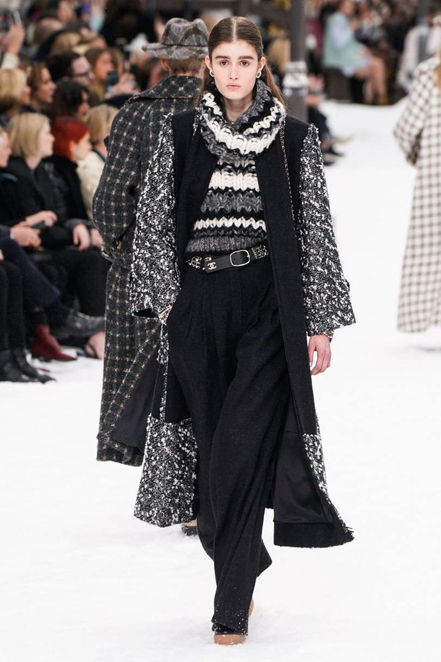 Nhà mốt Chanel tái hiện ngôi làng mùa đông trên sàn diễn thời trang - Ảnh 26.