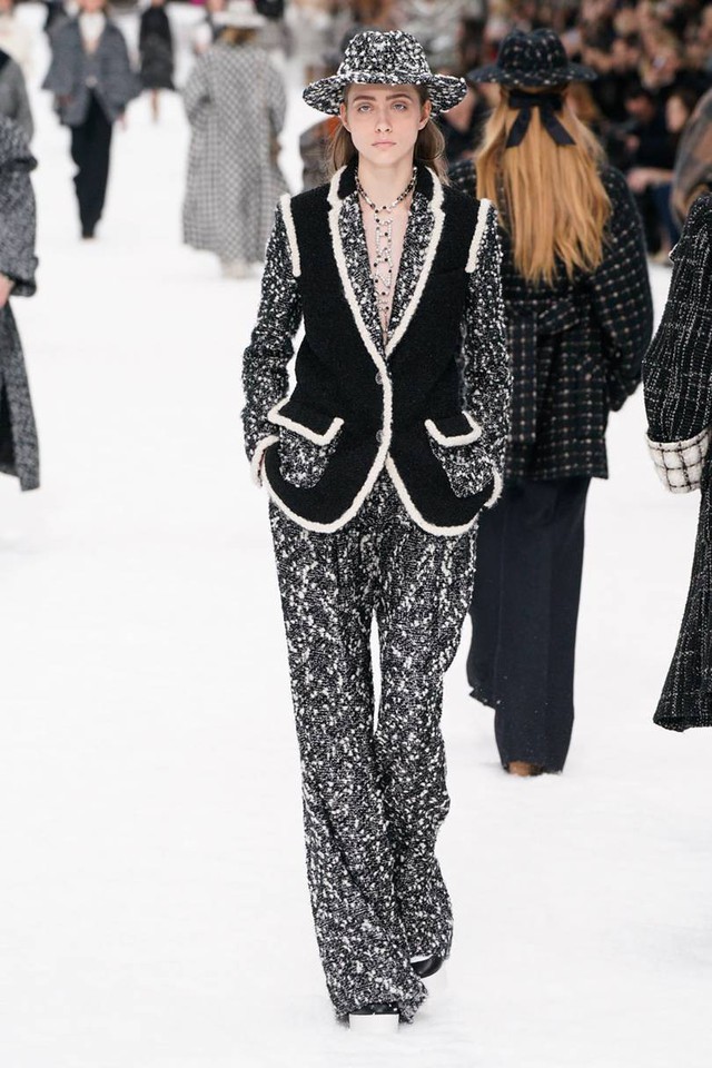 Nhà mốt Chanel tái hiện ngôi làng mùa đông trên sàn diễn thời trang - Ảnh 27.