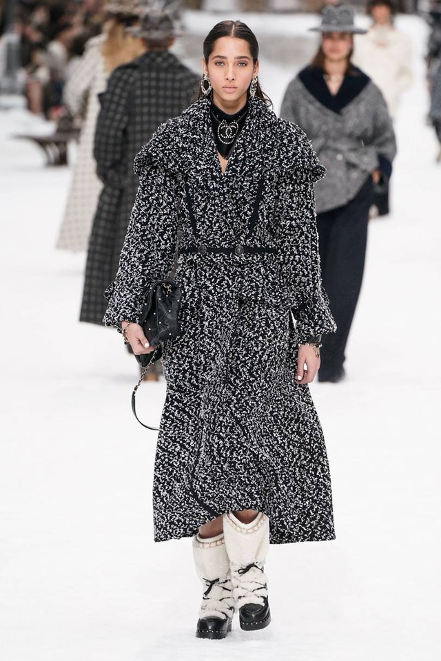 Nhà mốt Chanel tái hiện ngôi làng mùa đông trên sàn diễn thời trang - Ảnh 28.