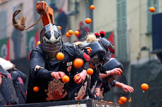 Những hình ảnh sôi động tại lễ hội ném cam ở Italy - Ảnh 1.