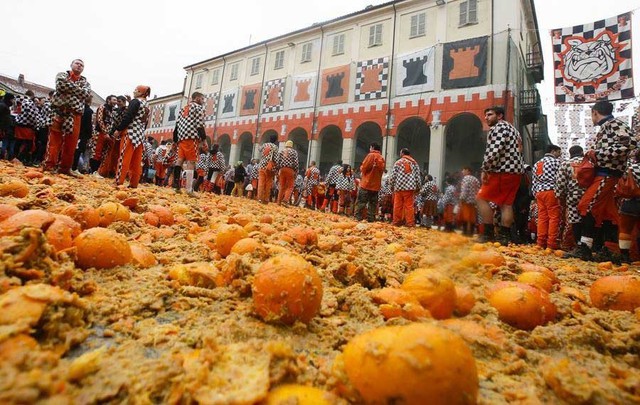 Những hình ảnh sôi động tại lễ hội ném cam ở Italy - Ảnh 3.