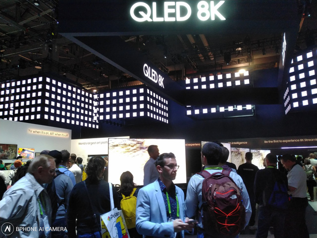 TV QLED 8K công nghệ AI, giá đến 2,3 tỷ đồng ra mắt thị trường Việt Nam - Ảnh 3.